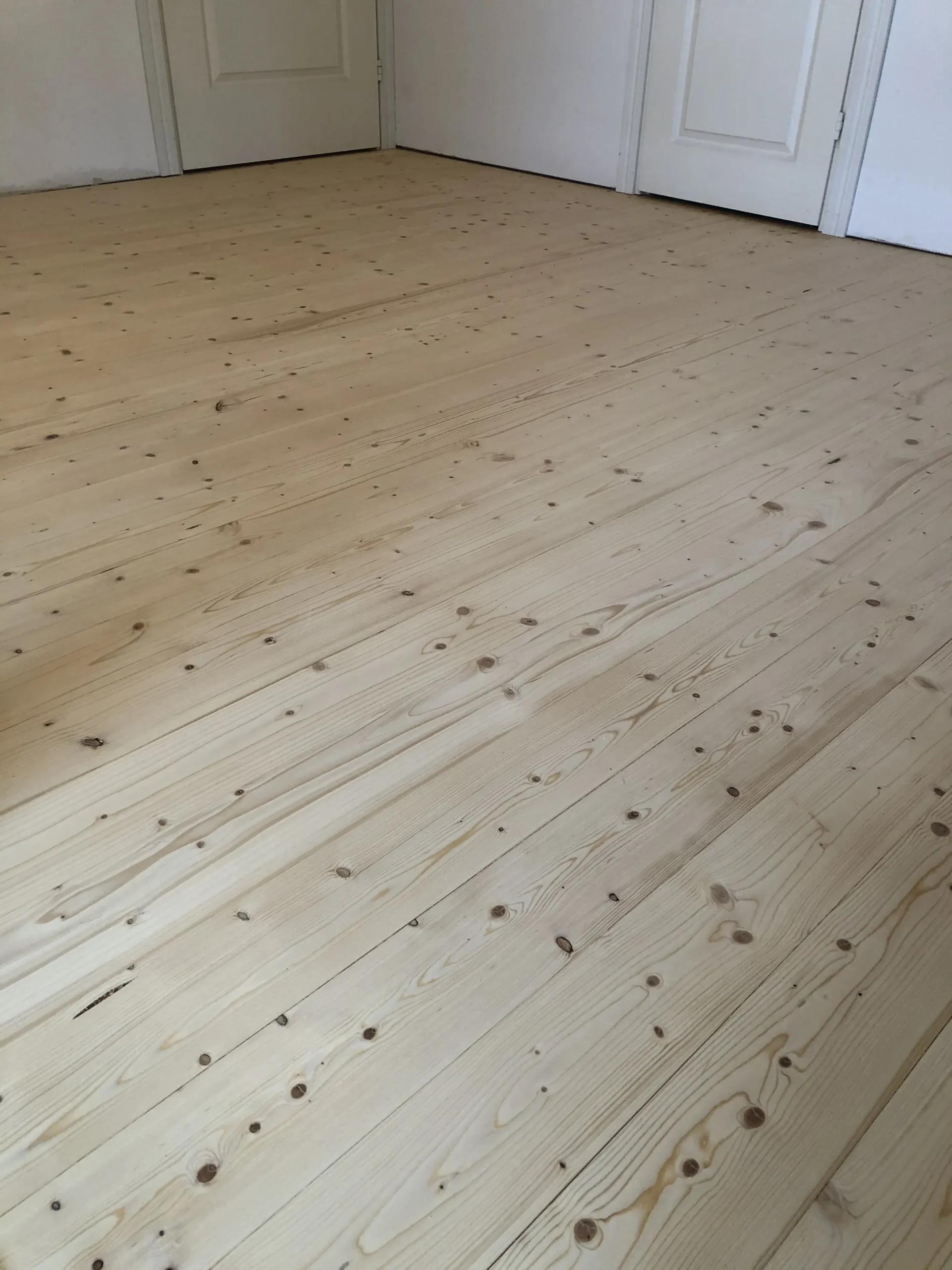 Еловый деревянный пол, отшлифованный и покрытый лаком (3)